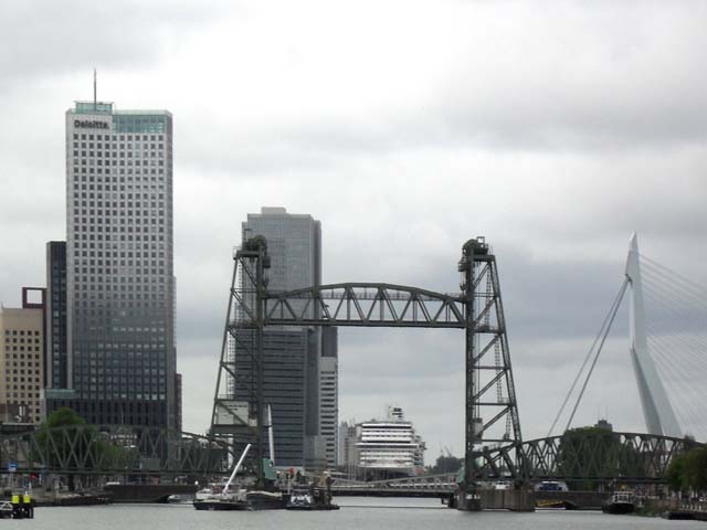 Cruiseschip ms Nieuw Statendam van de Holland America Line aan de Cruise Terminal Rotterdam